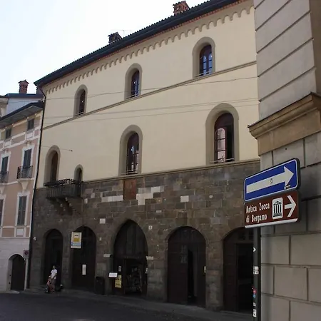 Old Town Funicolar 2* Бергамо